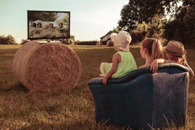 (Beispielbild) Großfamilie Familie Geschwister Fernseher